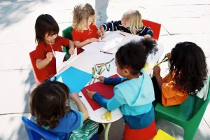 Comment organiser sereinement les ateliers en maternelle ?